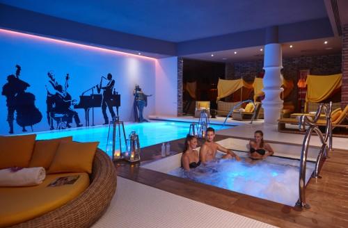 Heated pool, Jacuzzi and Cabanas in Harmony Spa Budapest