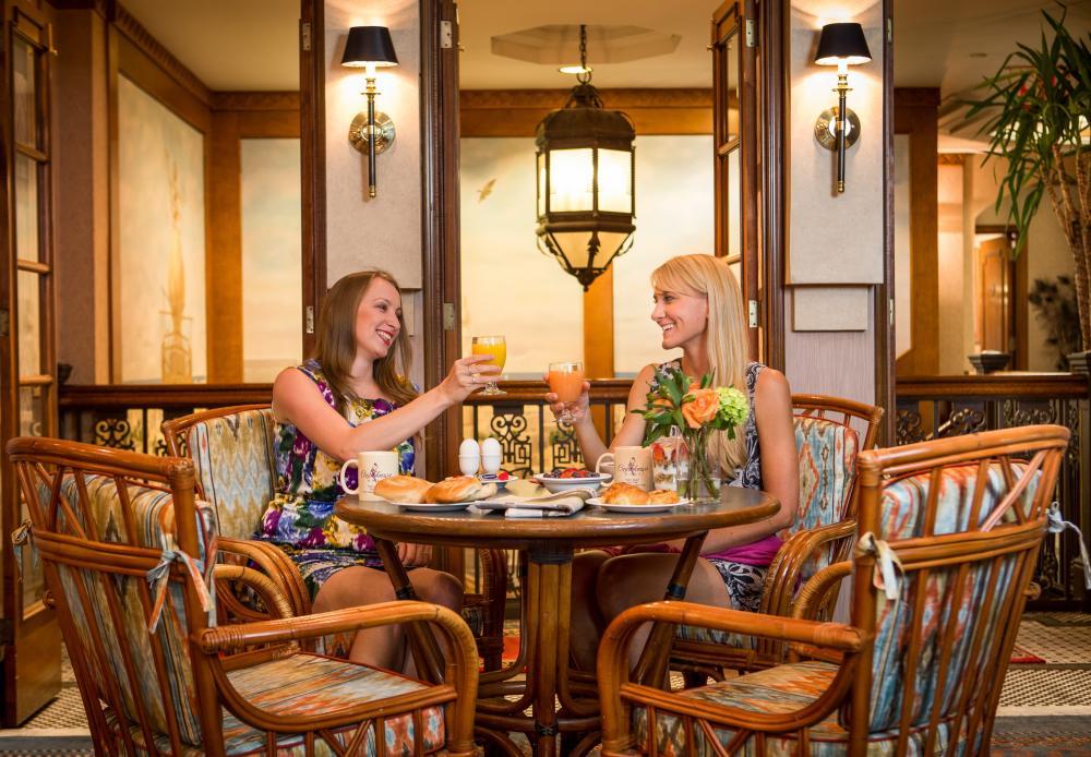 two ladies having breakfast in rick's cafe